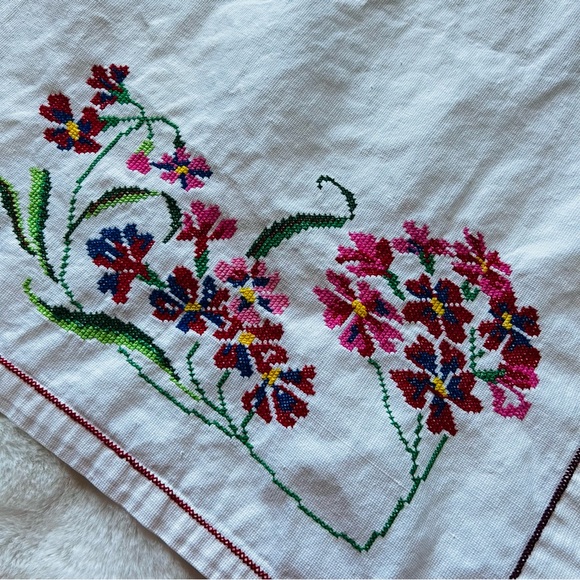36”x60” Vintage Linen Tablecloth with Embroidery, Centerpiece, Table Topper. - Picture 5 of 7